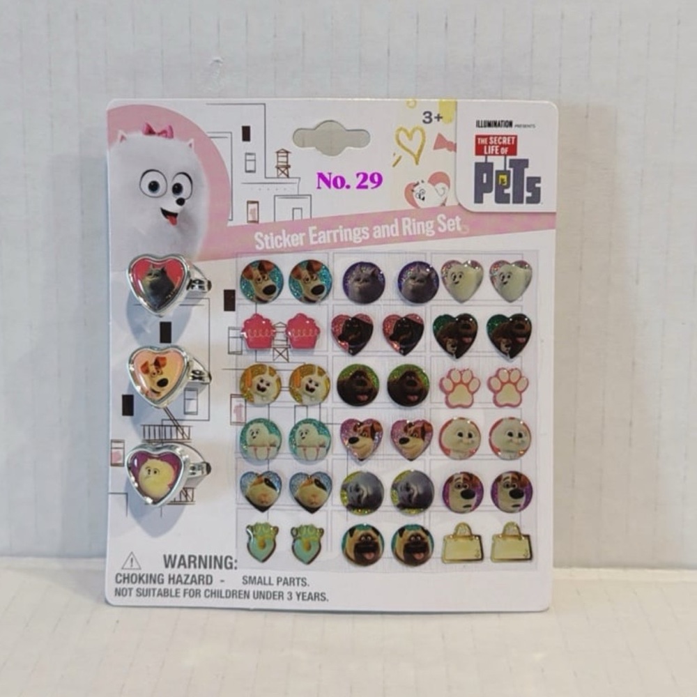 The Secret Life of Pets 18 Sticker Earrings 
• 3 Rings Set